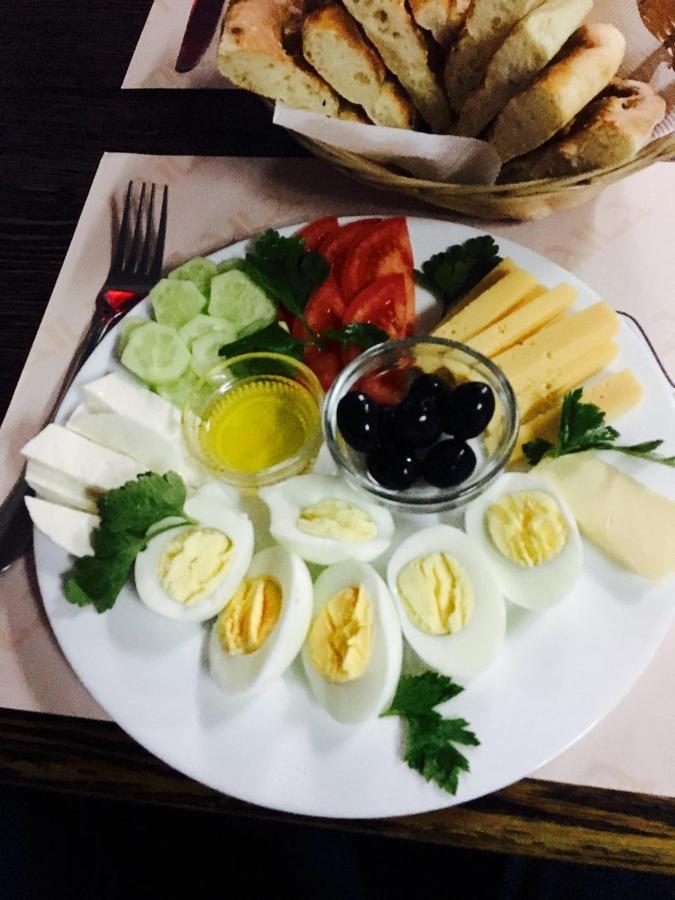 Krovat Na Deribasovskoy Одеса Екстериор снимка